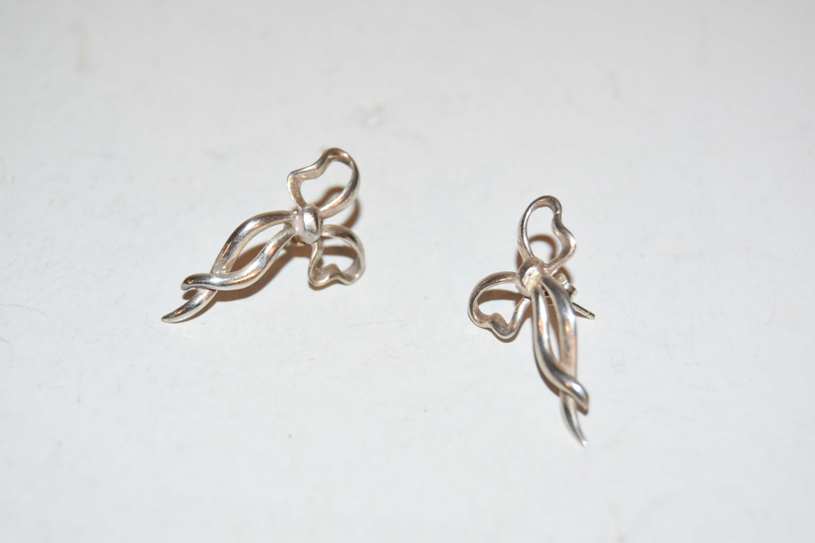 Vintage Sterling Silver bow Earrings: Vintage Sterling Silver bow Earrings Please view all photos as they are part of the description and condition of this Item, Feel free to contact me with questions or picture requests! Used Item AS IS