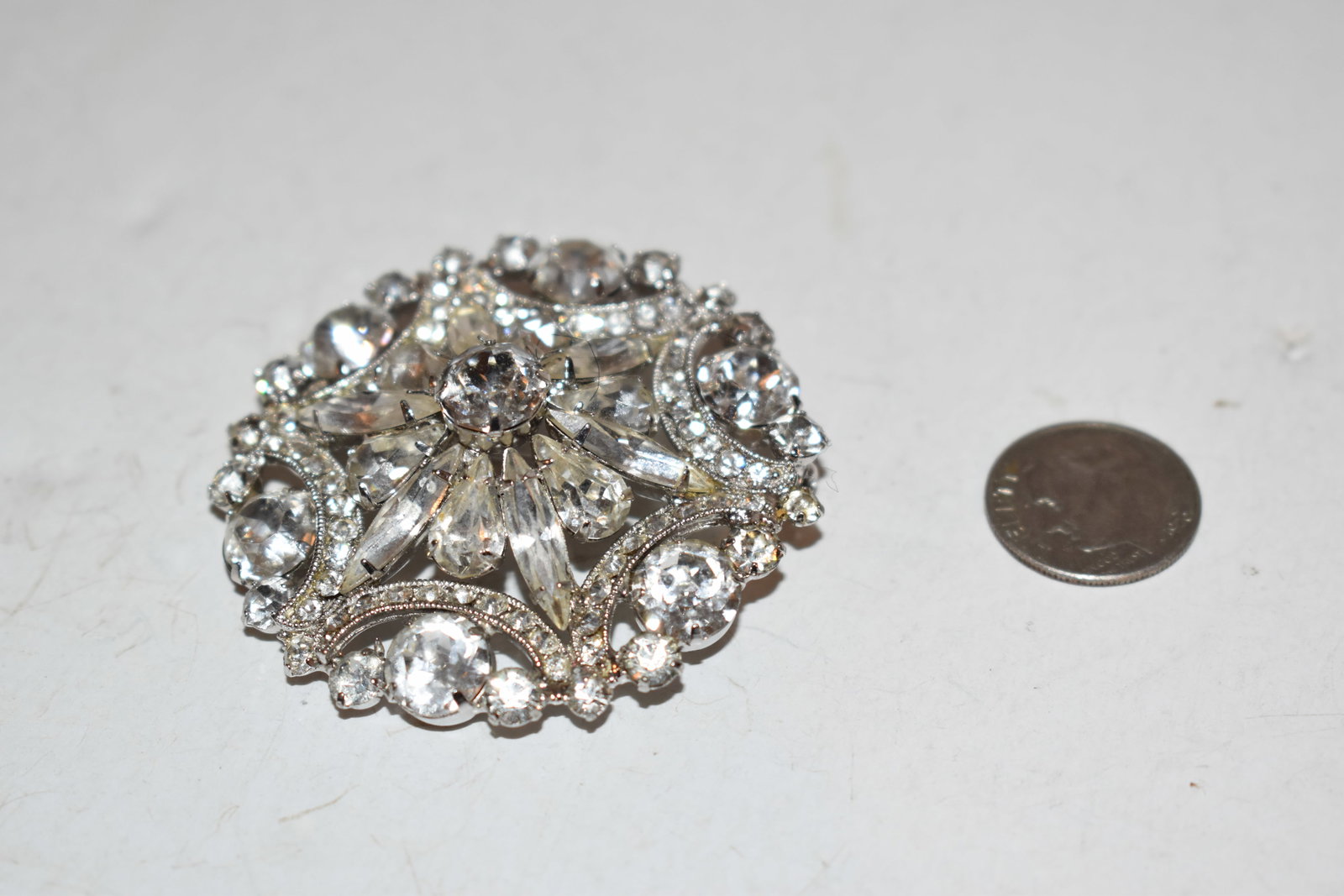Vintage Signed Weiss Crystal Clear Rhinestone Round Shape Pin Brooch (1 of 4)
