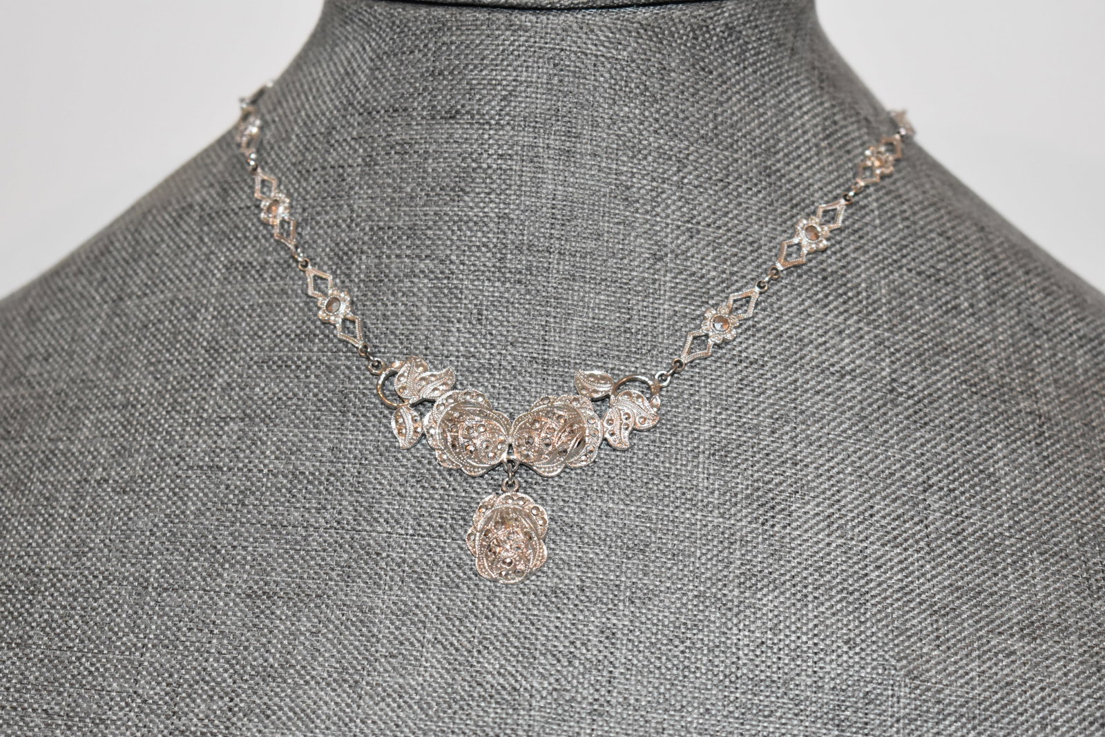 Vintage Sterling Silver marcasite Necklace 14": Vintage Sterling Silver marcasite Necklace 14" Please view all photos as they are part of the description and condition of this Item, Feel free to contact me with questions or picture requests! Used I