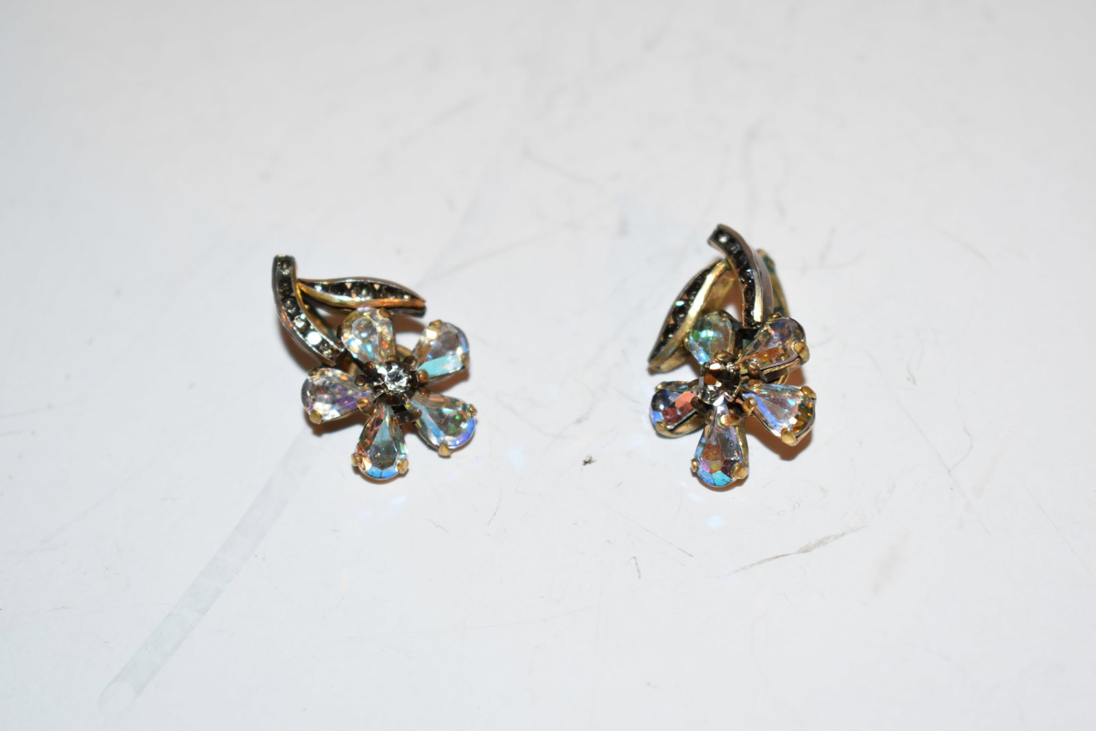 vintage rhinestone earrings: vintage rhinestone earrings Please view all photos as they are part of the description and condition of this Item, Feel free to contact me with questions or picture requests! Used Item AS IS
