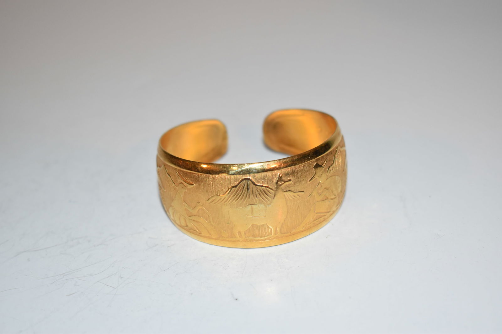 Vintage gold tone cuff Bracelet: Vintage gold tone cuff Bracelet Please view all photos as they are part of the description and condition of this Item, Feel free to contact me with questions or picture requests! Used Item AS IS