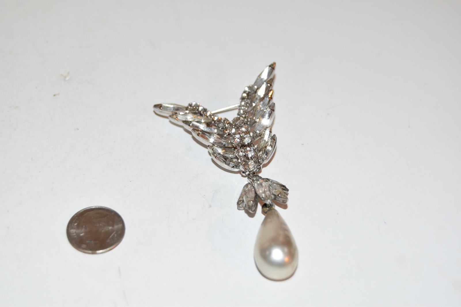 vintage alice caviness rhinestone pearl brooch 3": vintage alice caviness rhinestone pearl brooch 3" Please view all photos as they are part of the description and condition of this Item, Feel free to contact me with questions or picture requests! Use