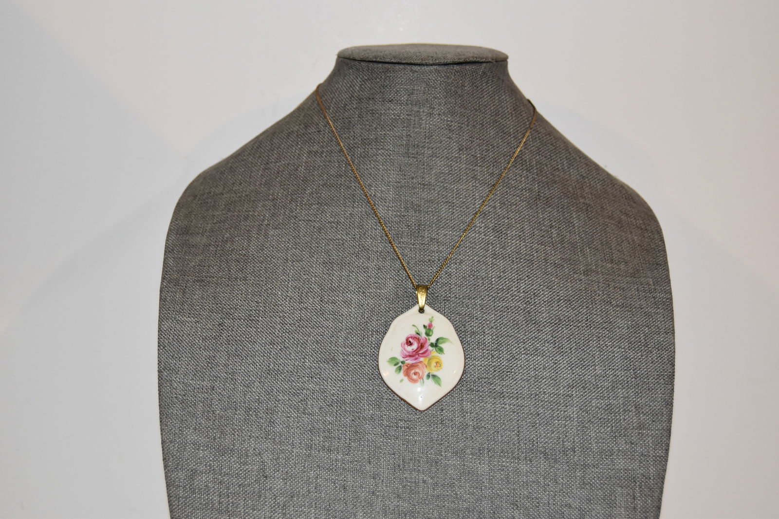 Vtg Signed Handgemalt 1930s 2" Porcelain Floral Pendant Goldtone 18" Necklace: Vtg Signed Handgemalt 1930s 2" Porcelain Floral Pendant Goldtone 18" Necklace Please view all photos as they are part of the description and condition of this Item, Feel free to contact me with questi