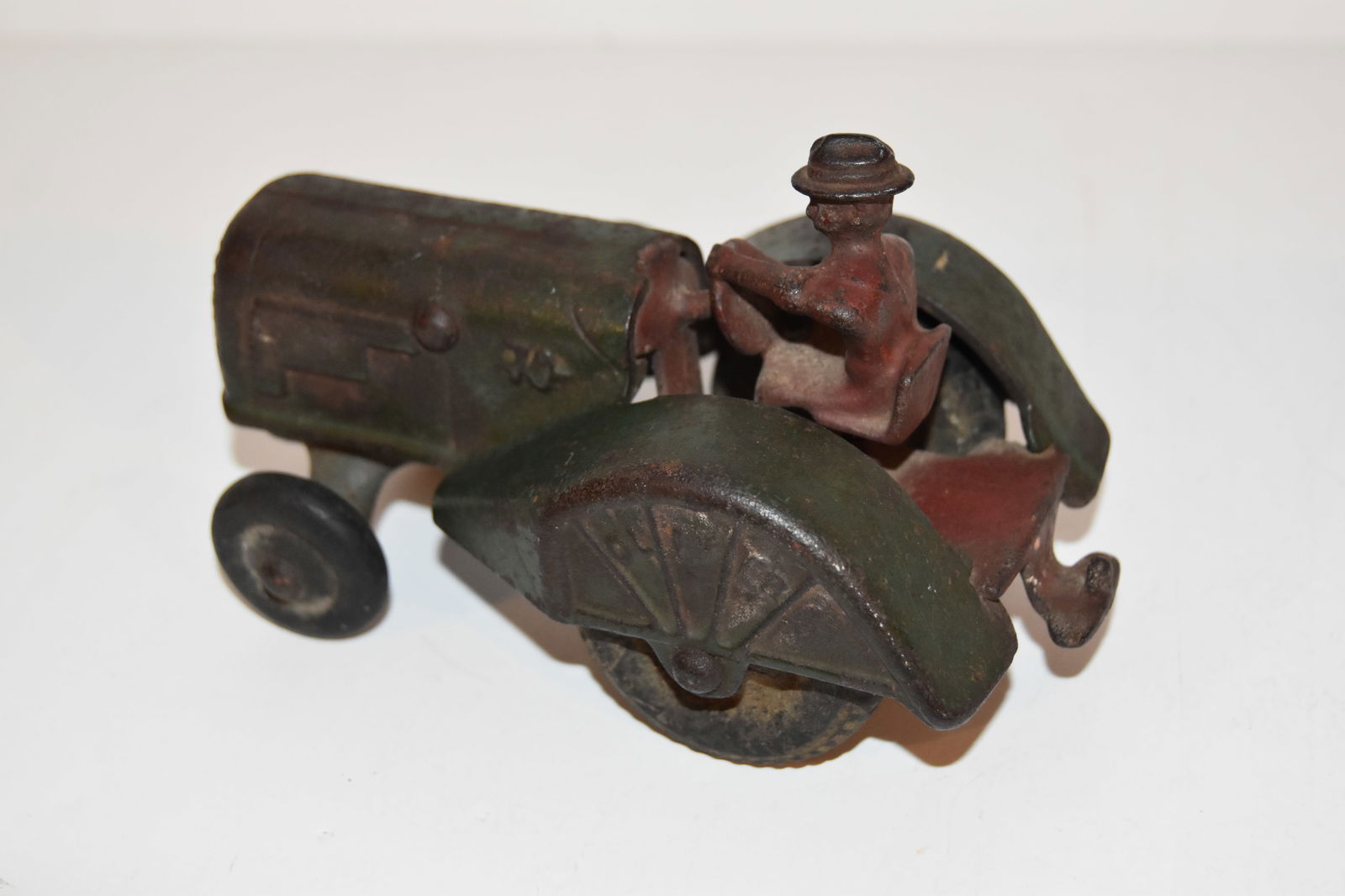 Vintage Hubley cast iron OLIVER 70 Orchard Tractor toy w/driver (1 of 5)