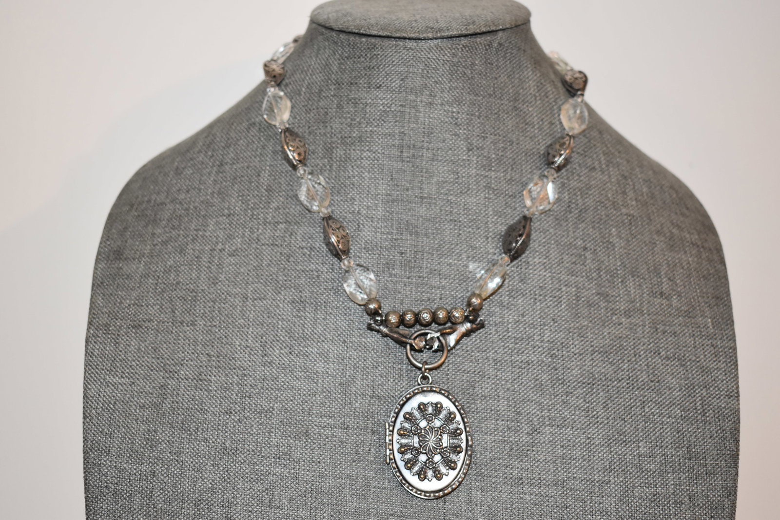 vintage Locket Necklace Pendant Victorian Woman’s Hands gem stone sterling silver clasp 18": vintage Locket Necklace Pendant Victorian Woman’s Hands gem stone sterling silver clasp 18" Please view all photos as they are part of the description and condition of this Item, Feel free to contac