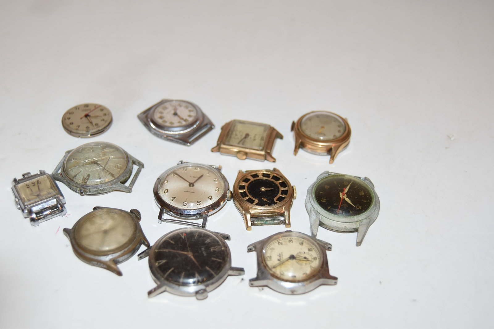 Vintage lot of 12 old watches working & non working some for parts: Vintage lot of 12 old watches working & non working some for parts Please view all photos as they are part of the description and condition of this Item, Feel free to contact me with questions or pict