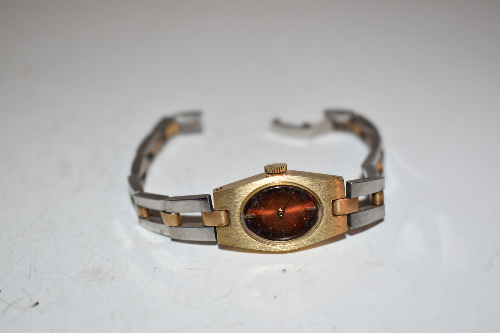 Vintage LADIES Seiko working Watch: Vintage LADIES Seiko working Watch Please view all photos as they are part of the description and condition of this Item, Feel free to contact me with questions or picture requests! Used Item AS IS