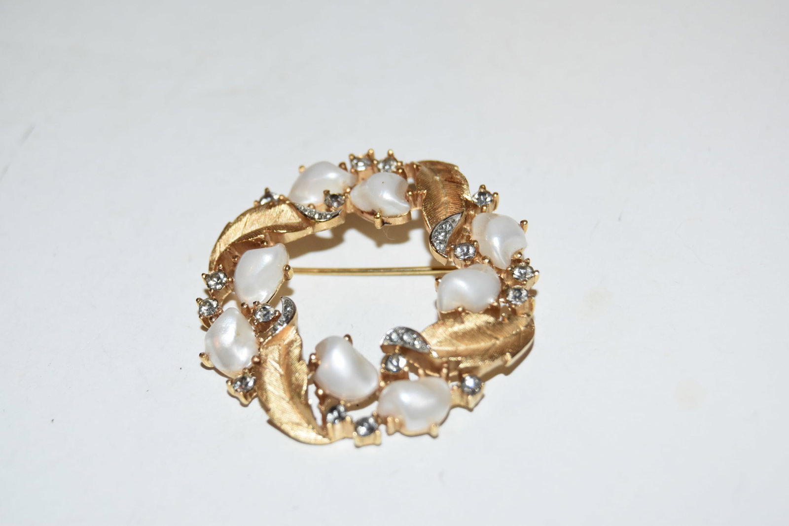 Vintage CROWN TRIFARI Gold Tone Sorrento Baby Tooth Pearls Ladies Wreath Brooch size 1 5/8": Vintage CROWN TRIFARI Gold Tone Sorrento Baby Tooth Pearls Ladies Wreath Brooch size 1 5/8" Please view all photos as they are part of the description and condition of this Item, Feel free to contact 
