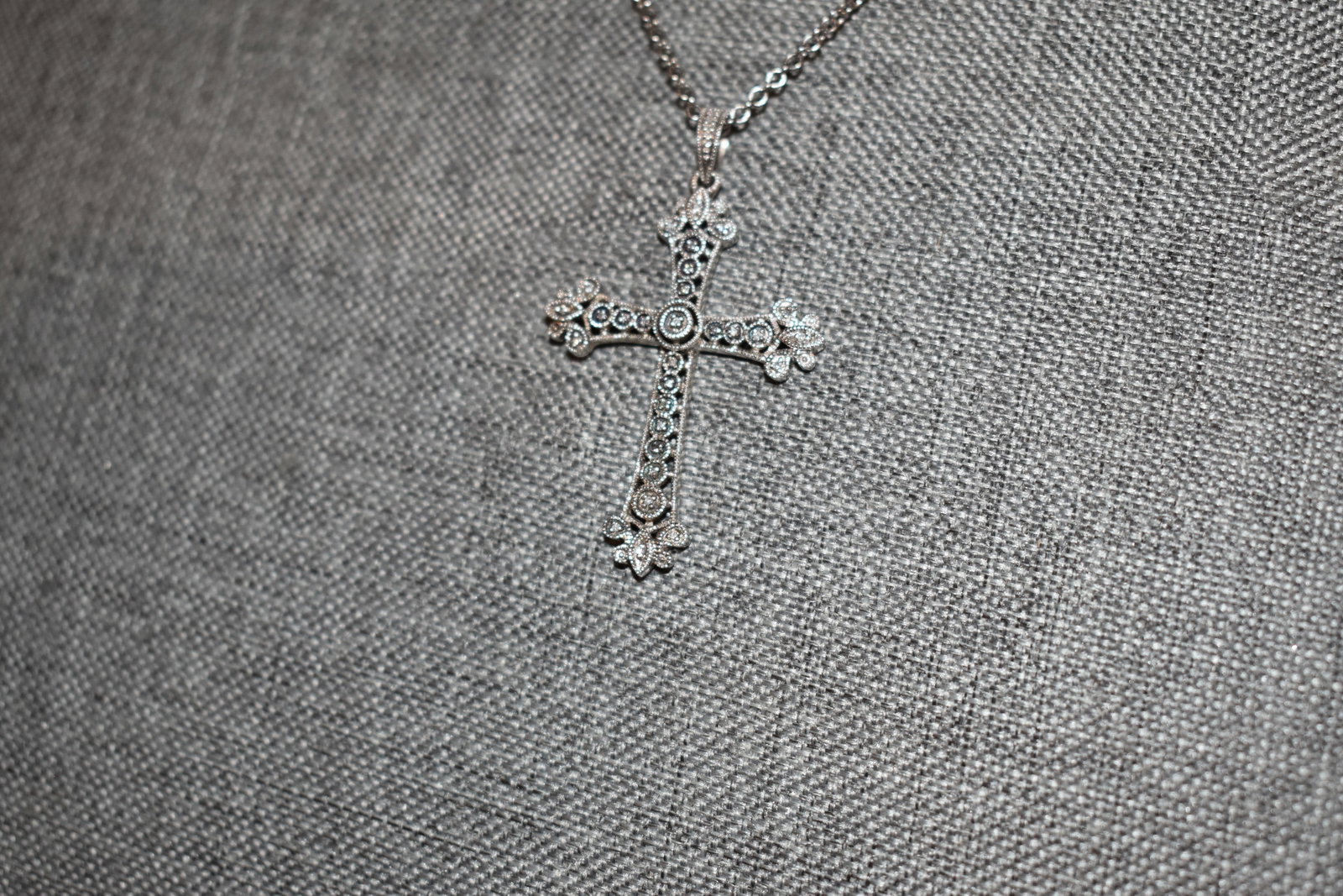 Vintage Sterling Silver marcasite cross pendant Necklace 17": Vintage Sterling Silver marcasite cross pendant Necklace 17" Please view all photos as they are part of the description and condition of this Item, Feel free to contact me with questions or picture re