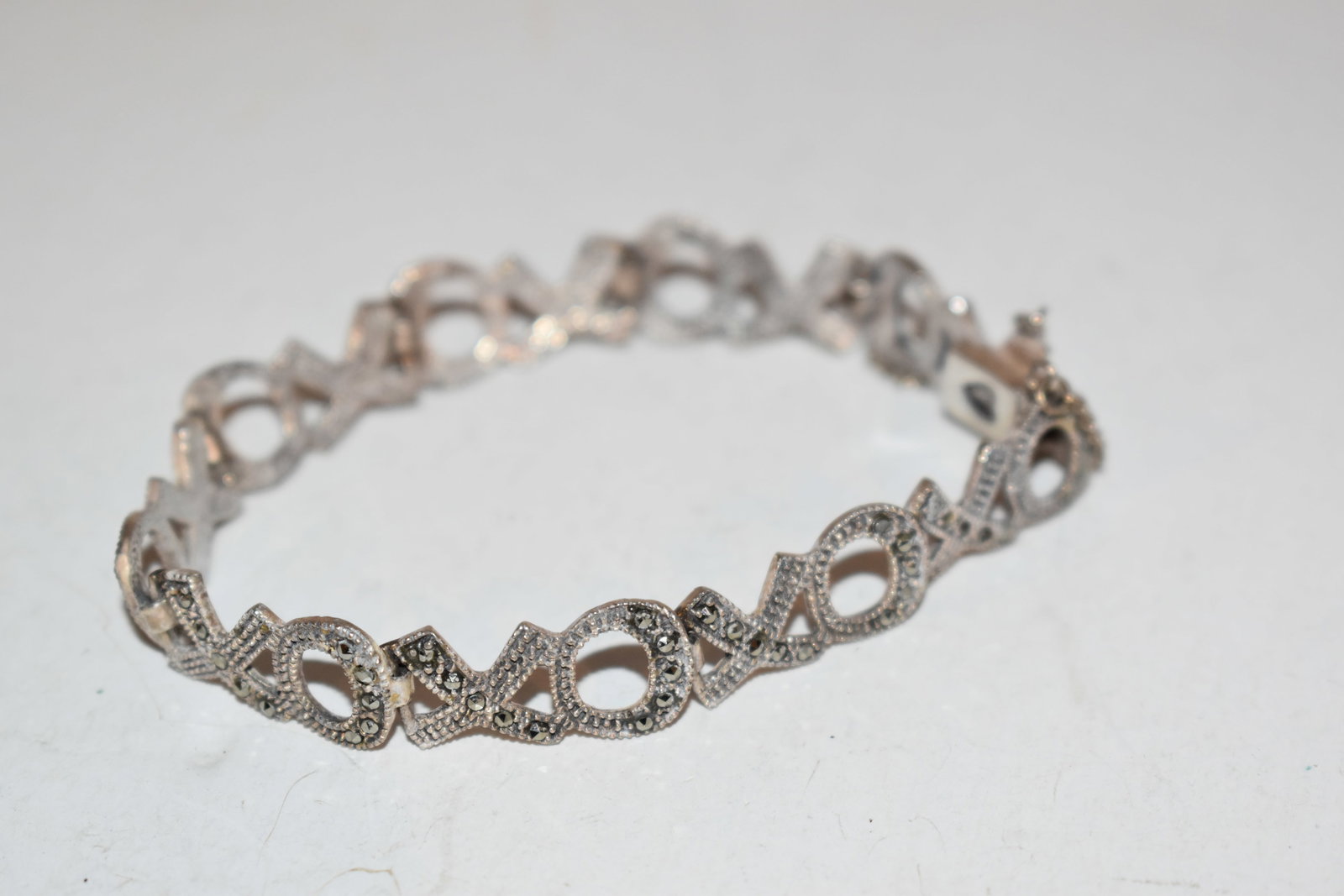 925 Sterling Silver Vintage Marcasite XO Hugs & Kisses Bracelet 7" missing some stones: 925 Sterling Silver Vintage Marcasite XO Hugs & Kisses Bracelet 7" missing some stones Please view all photos as they are part of the description and condition of this Item, Feel free to contact me wi