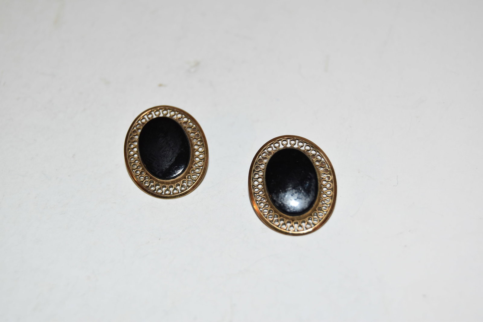 Vintage winward Gold-filled Earrings: Vintage winward Gold-filled Earrings Please view all photos as they are part of the description and condition of this Item, Feel free to contact me with questions or picture requests! Used Item AS IS