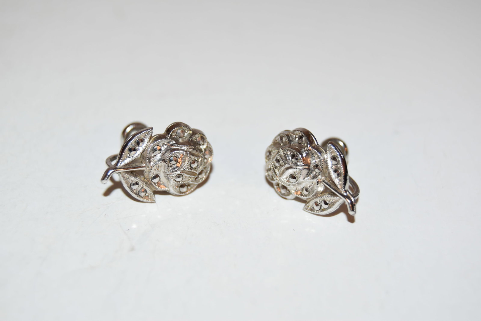 Vintage Sterling Silver marcasite flower Earrings: Vintage Sterling Silver marcasite flower Earrings Please view all photos as they are part of the description and condition of this Item, Feel free to contact me with questions or picture requests! Use