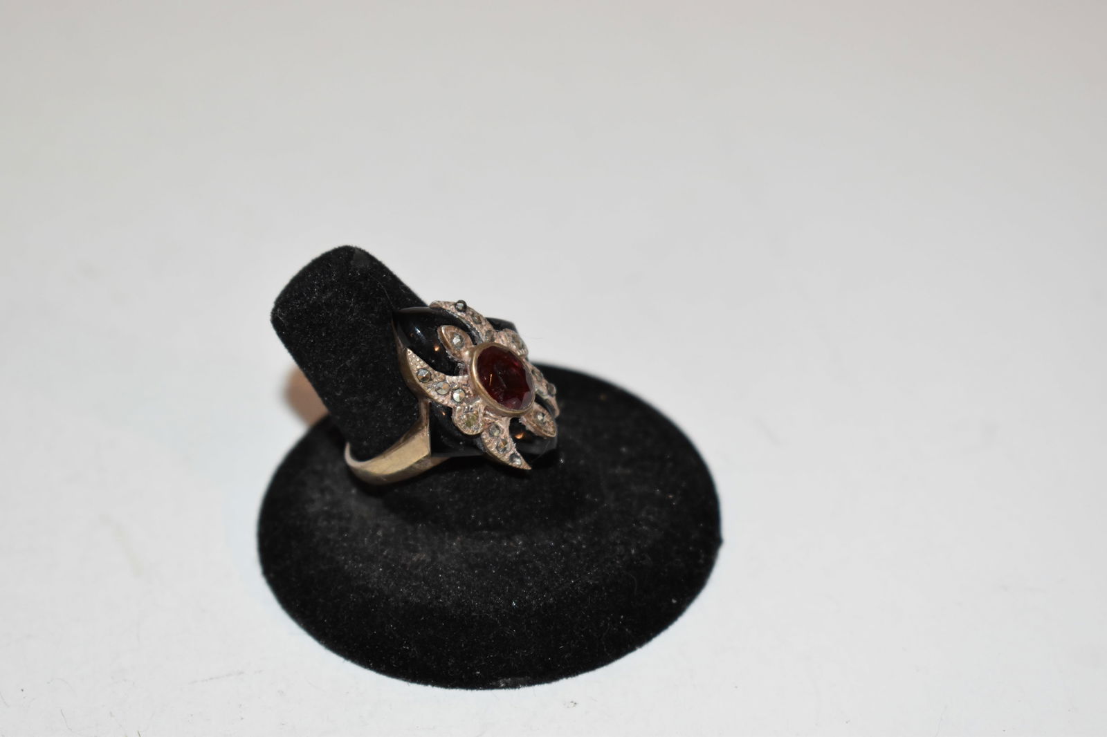 Vintage Sterling Silver ametyst onyz marcasite spider Ring sz 7.7 missing 1 stone (1 of 5)