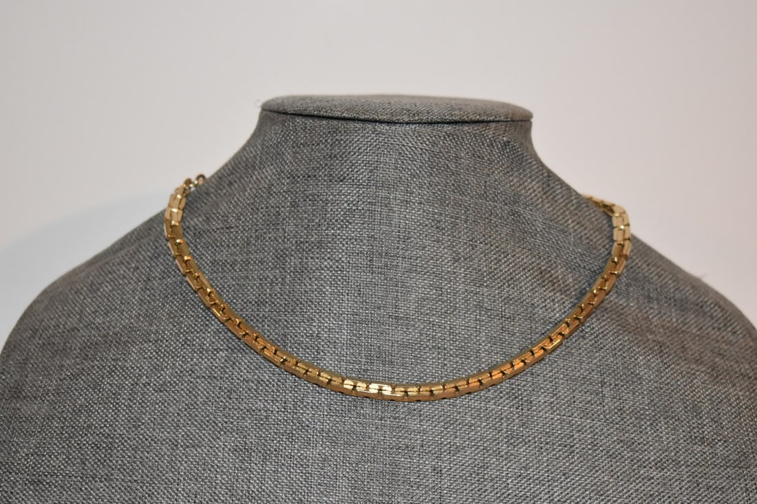 vintage coro goldtone necklace 15": vintage coro goldtone necklace 15" Please view all photos as they are part of the description and condition of this Item, Feel free to contact me with questions or picture requests! Used Item AS IS