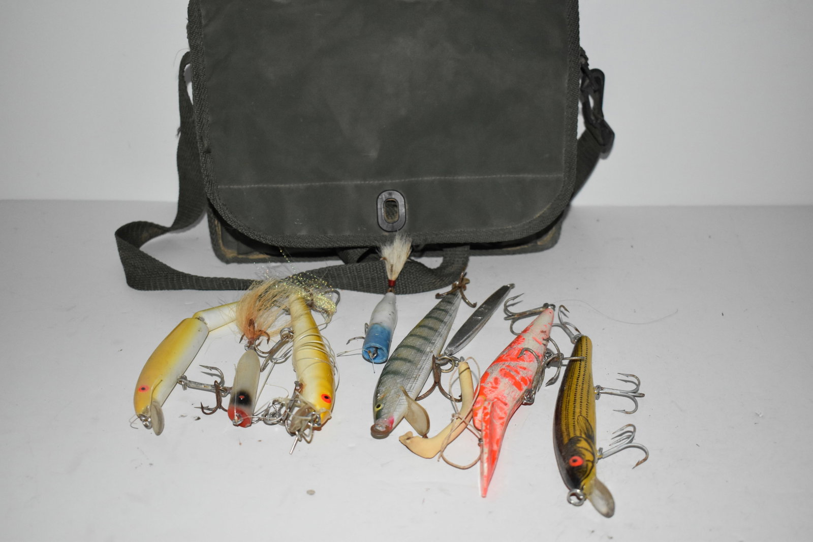 Vintage fishing case and lures: Vintage fishing case and lures Please view all photos as they are part of the description and condition of this Item, Feel free to contact me with questions or picture requests! Used Item AS IS