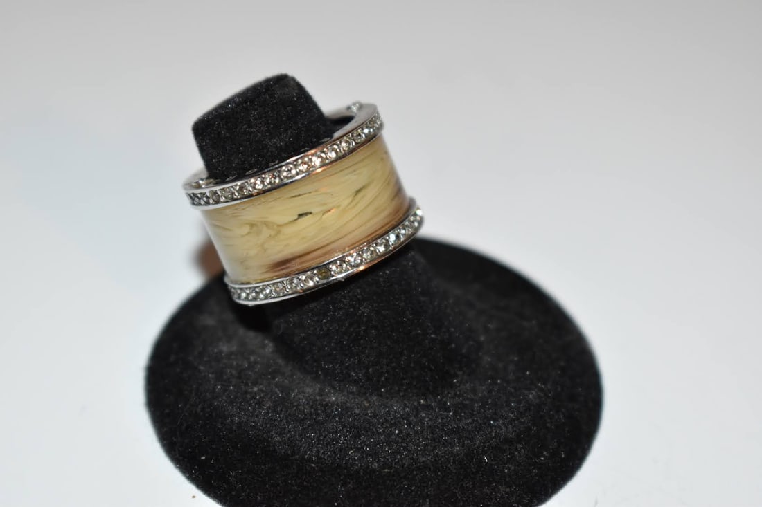 Michael Kors barrell Rhinestone Band Ring sz 7 (1 of 3)