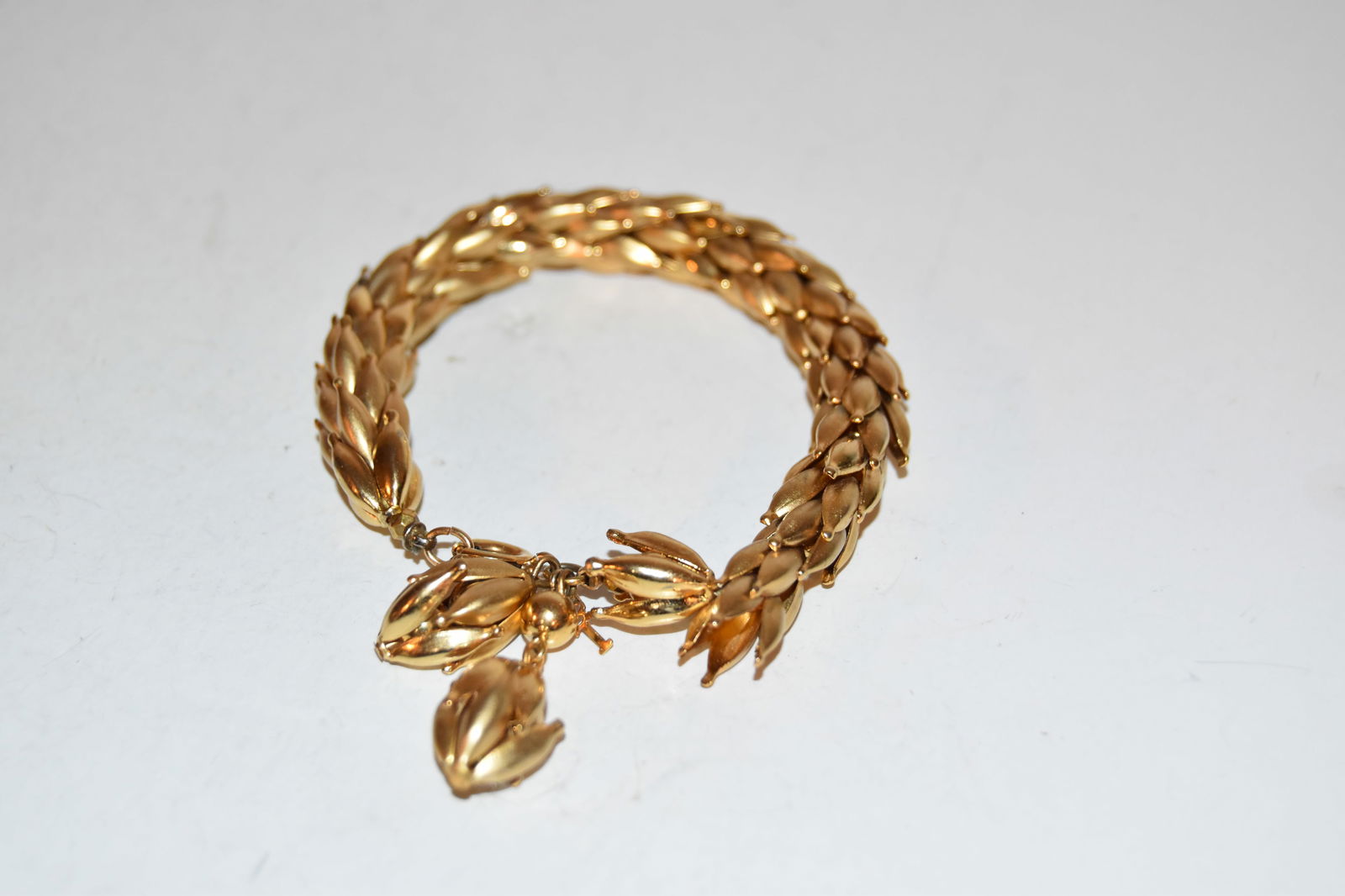 vintage crown trifari gold tone bangle bracelet 8" (1 of 4)