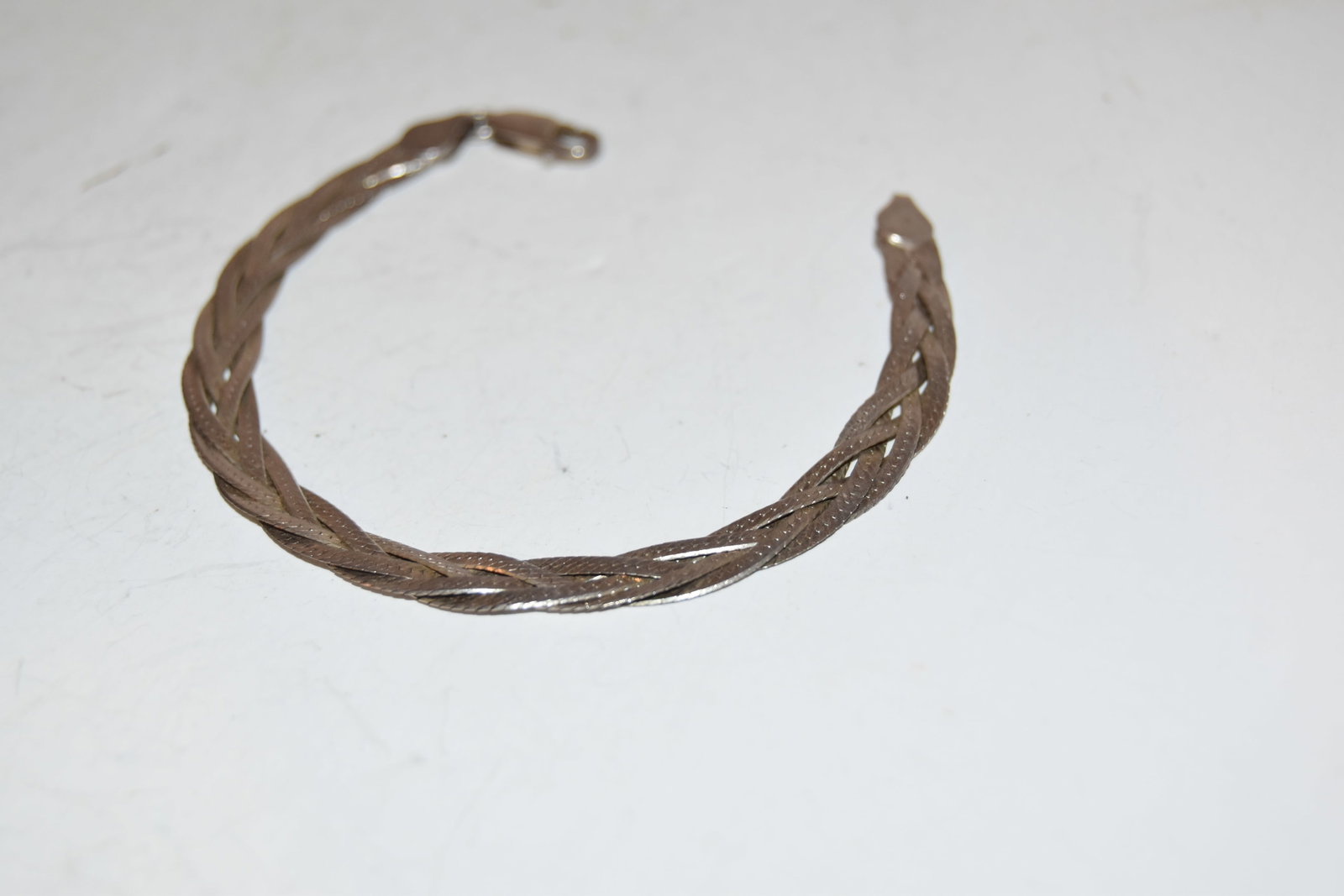Vintage Sterling Silver heringbone tennis Bracelet 7.5": Vintage Sterling Silver heringbone tennis Bracelet 7.5" pendant necklace Please view all photos as they are part of the description and condition of this Item, Feel free to contact me with questions o