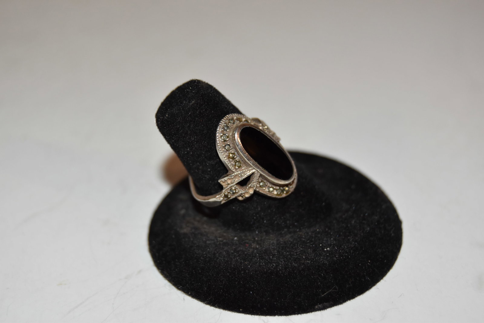 Vintage Sterling Silver marcasite onyx Ring sz 6: Vintage Sterling Silver marcasite onyx Ring sz 6 pendant necklace Please view all photos as they are part of the description and condition of this Item, Feel free to contact me with questions or pictu