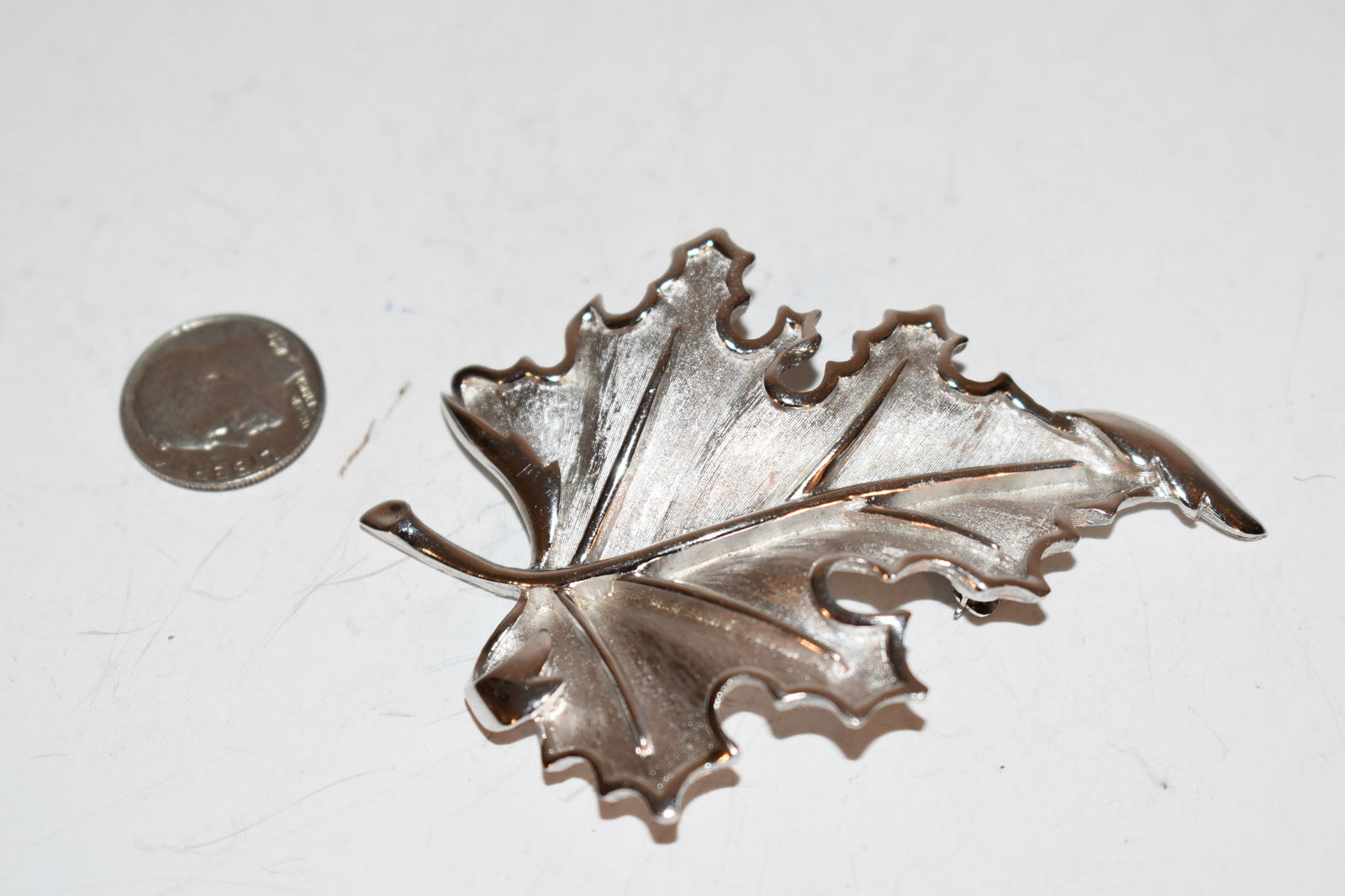 Large Vintage Crown Trifari Oak Leaf Silver Brooch (1 of 4)