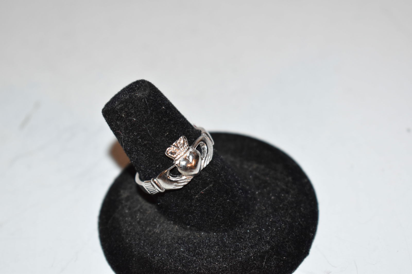 Vintage Sterling Silver Claddagh Heart Ring sz 8 (1 of 4)