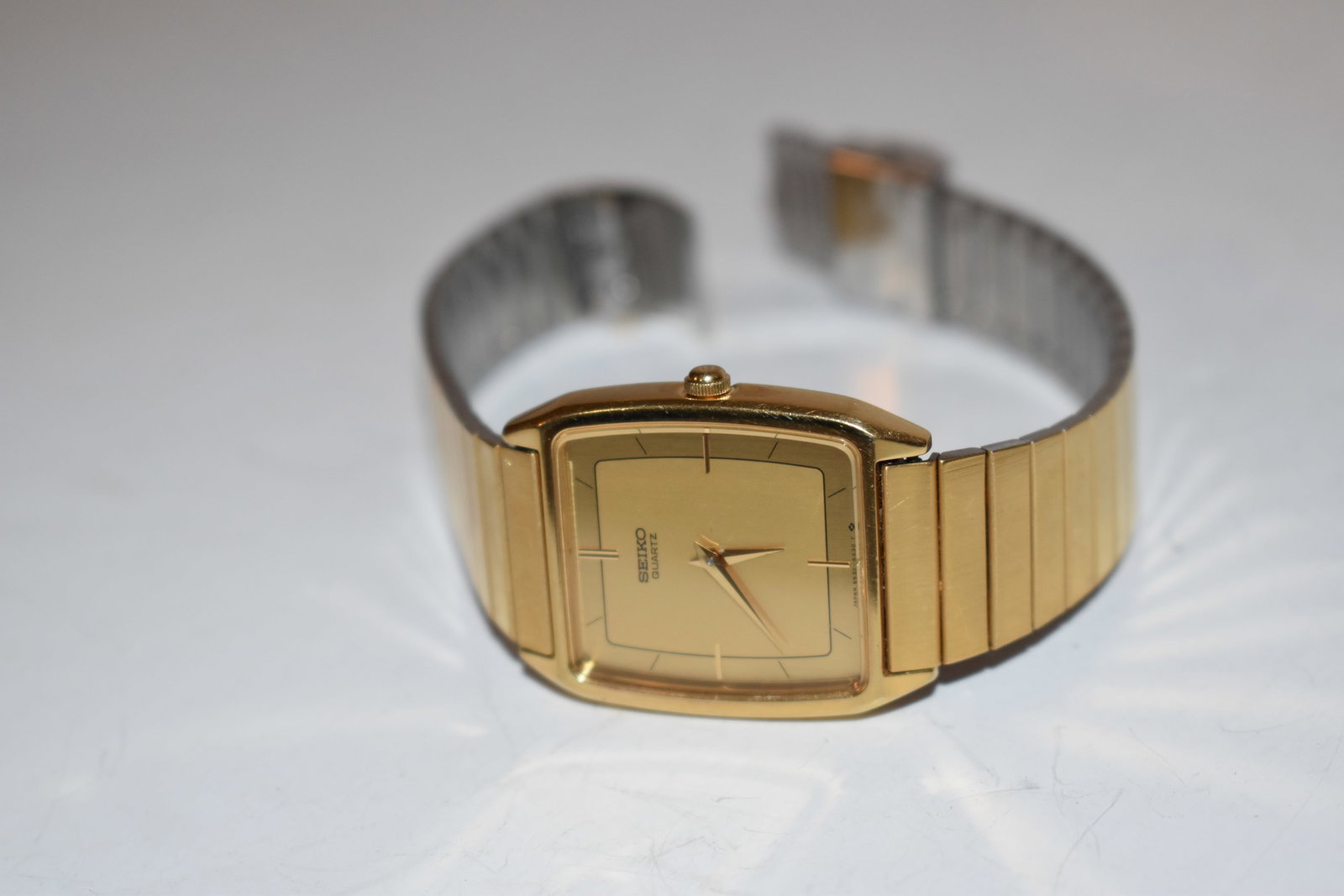 Vintage Seiko Watch Men Gold Tone 6530-5780 works: Vintage Seiko Watch Men Gold Tone 6530-5780 works Please view all photos as they are part of the description and condition of this Item, Feel free to contact me with questions or picture requests! Use