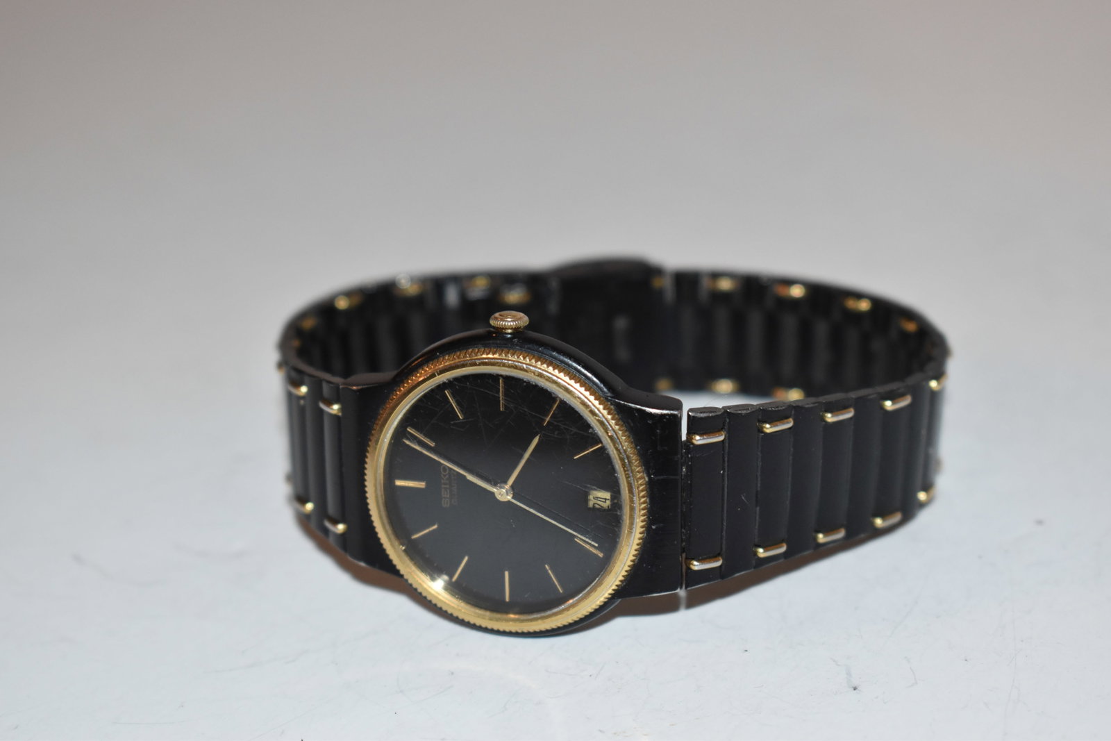 Vintage Seiko 6532-6020 Quartz Men's Watch works has scratches: Vintage Seiko 6532-6020 Quartz Men's Watch works has scratches Please view all photos as they are part of the description and condition of this Item, Feel free to contact me with questions or picture 
