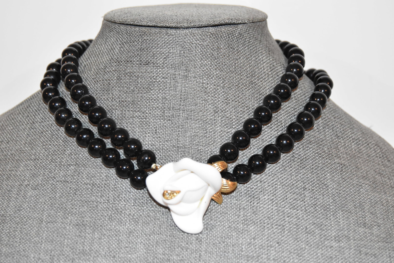 Vintage Kenneth Jay Lane Midnight Rose Black & White Necklace KJL For AVON 80s: Vintage Kenneth Jay Lane Midnight Rose Black & White Necklace KJL For AVON 80s Please view all photos as they are part of the description and condition of this Item, Feel free to contact me with quest