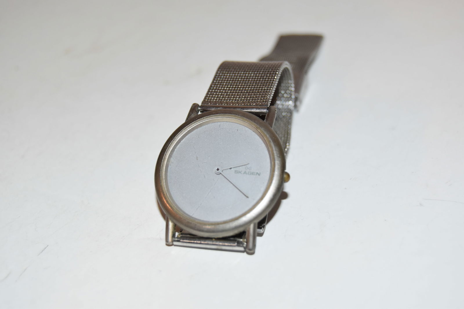 Vintage Skagen Denmark Watch Unisex silver tone works great needs battery (1 of 4)