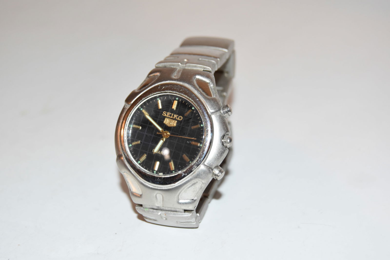 Vintage Seiko 5 Mens Quartz Day / Date Watch Black Dial Working Well needs battery (1 of 4)