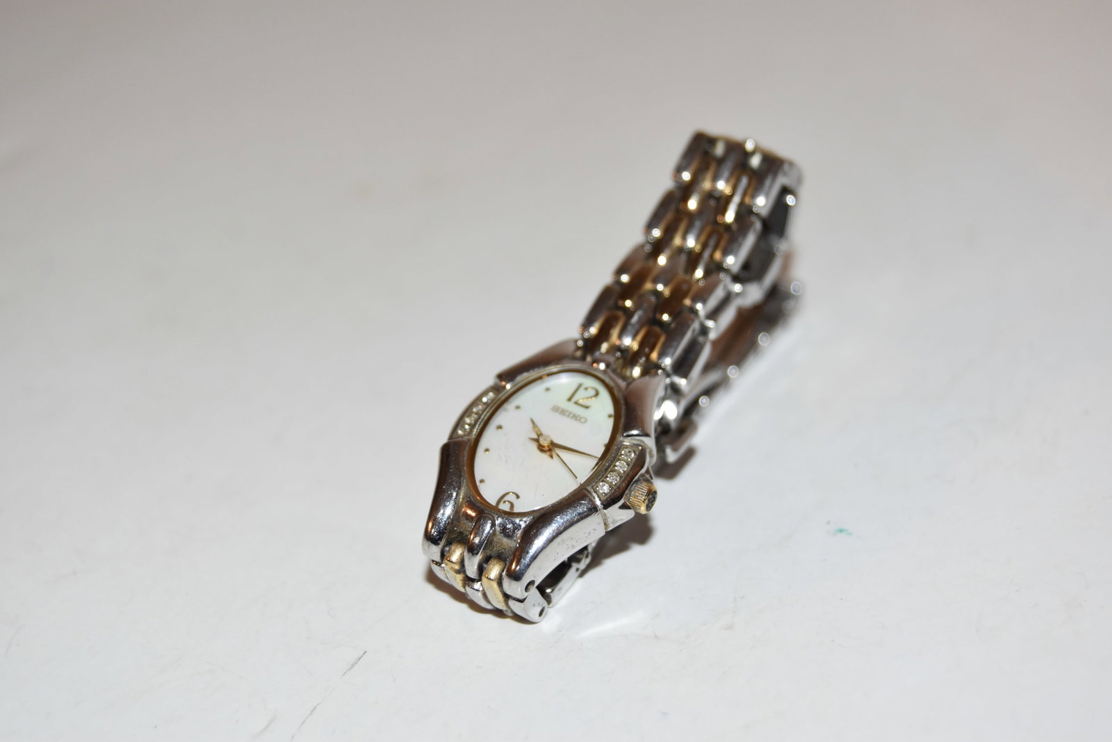 vintage seiko watch ladies silvertone 1n01-0GW0 mother of pearl works great needs battery: vintage seiko watch ladies silvertone 1n01-0GW0 mother of pearl works great needs battery Please view all photos as they are part of the description and condition of this Item, Feel free to contact me