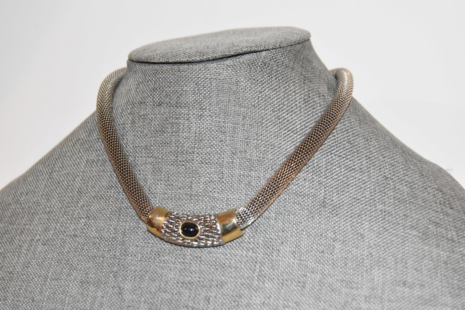 Vintage Silver tone mesh choker Necklace 14": Vintage Silver tone mesh choker Necklace 14" Please view all photos as they are part of the description and condition of this Item, Feel free to contact me with questions or picture requests! Used Ite