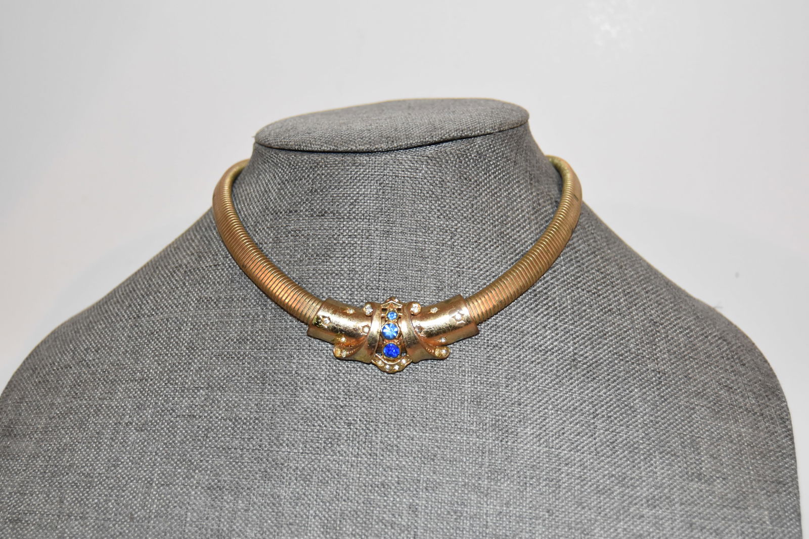 Vintage Coro choker Necklace 9": Vintage Coro choker Necklace 9" Please view all photos as they are part of the description and condition of this Item, Feel free to contact me with questions or picture requests! Used Item AS IS