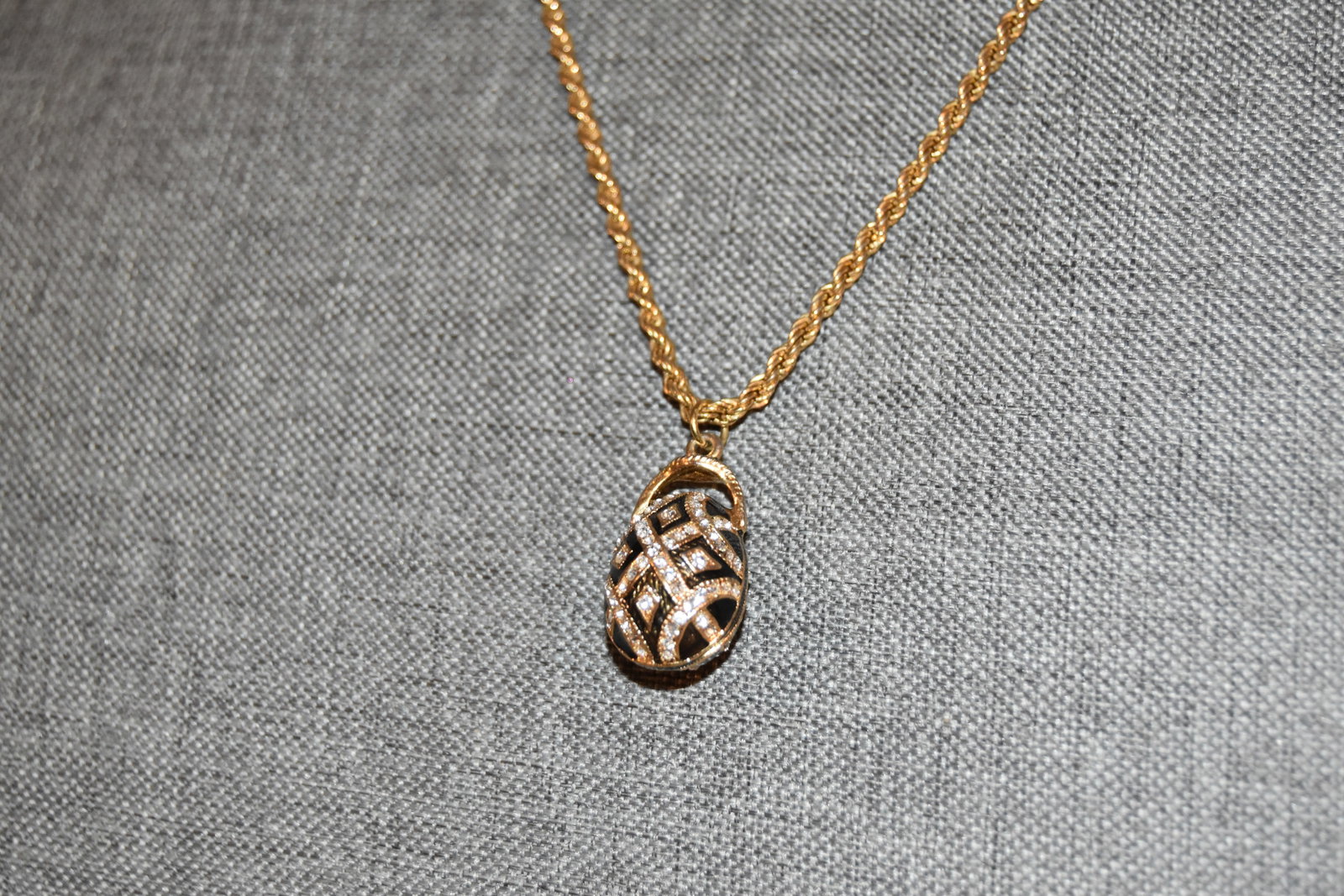 Vintage monet chain pendant Necklace 23": Vintage monet chain pendant Necklace 23" Please view all photos as they are part of the description and condition of this Item, Feel free to contact me with questions or picture requests! Used Item AS