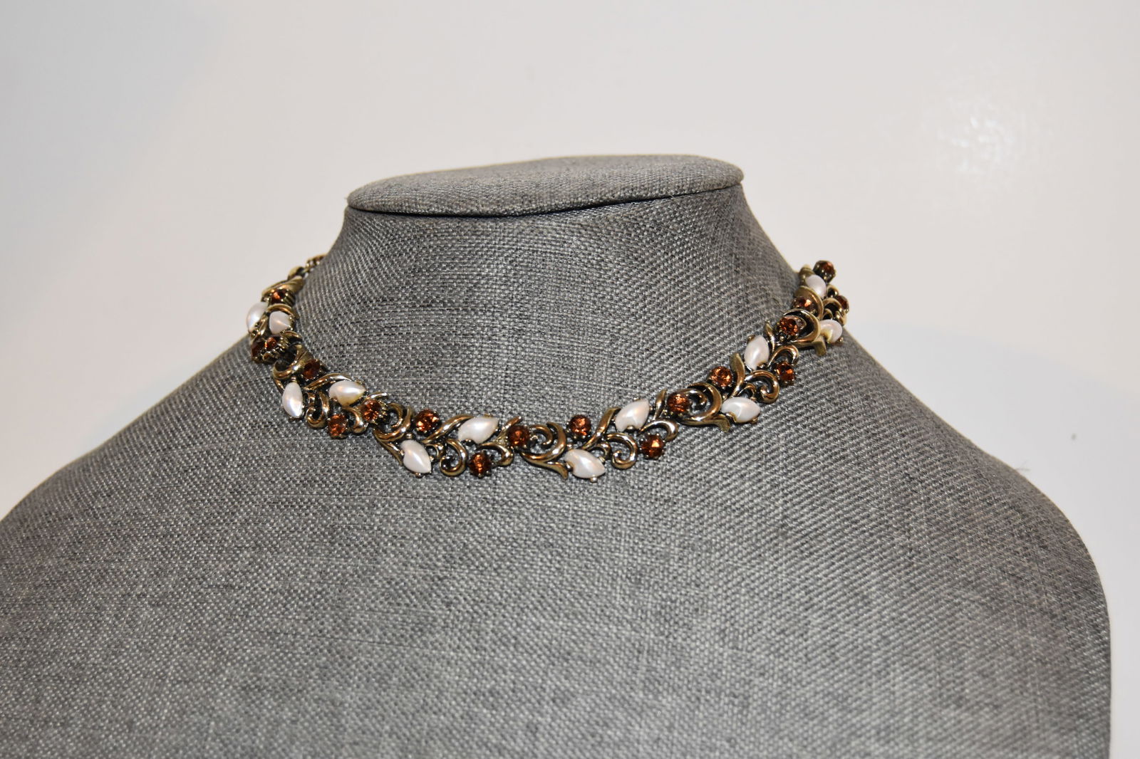 Vintage Lisner necklace purple rhinestone faux pearl signed 14" (1 of 4)