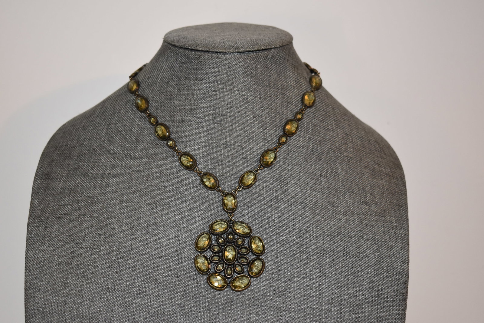 Marlyn Schiff Fashion Necklace Statement 16": Marlyn Schiff Fashion Necklace Statement 16" Please view all photos as they are part of the description and condition of this Item, Feel free to contact me with questions or picture requests! Used Ite