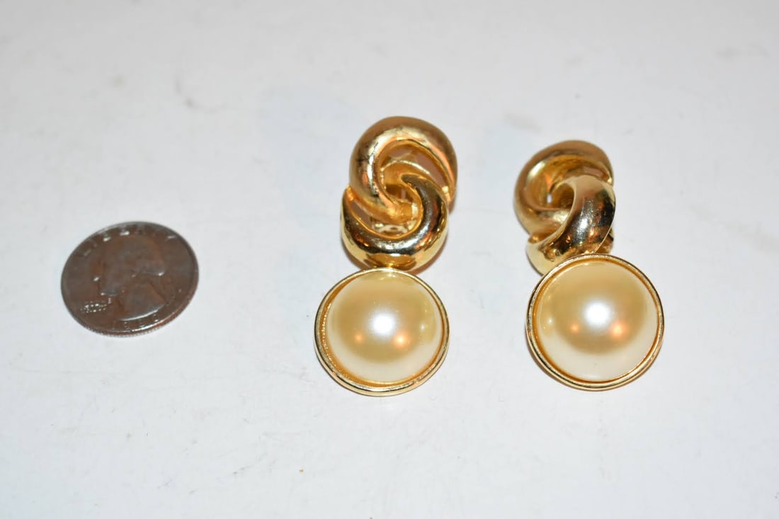 Vintage Coro Earrings: Vintage Coro Earrings Please view all photos as they are part of the description and condition of this Item, Feel free to contact me with questions or picture requests! Used Item AS IS