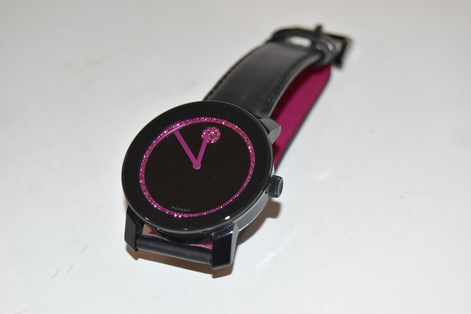 Movado Breast Cancer Research Foundation watch Limited works great!!!: Movado Breast Cancer Research Foundation watch Limited works great!!! Please view all photos as they are part of the description and condition of this Item, Feel free to contact me with questions or p