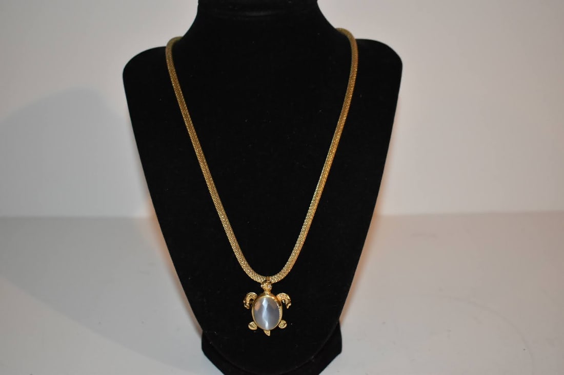 Vintage mesh turtle pendant Necklace 18": Vintage mesh turtle pendant Necklace 18" Please view all photos as they are part of the description and condition of this Item, Feel free to contact me with questions or picture requests! Used Item AS