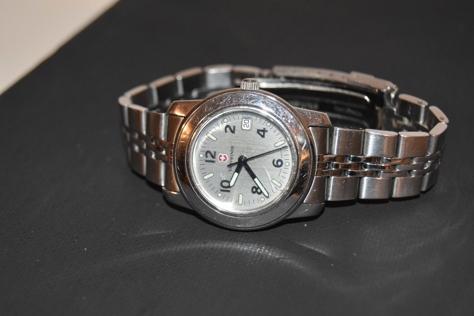 Swiss Army Watch Stainless Steel WORKING 166ft: Swiss Army Watch Stainless Steel WORKING 166ft Please view all photos as they are part of the description and condition of this Item, Feel free to contact me with questions or picture requests! Used I