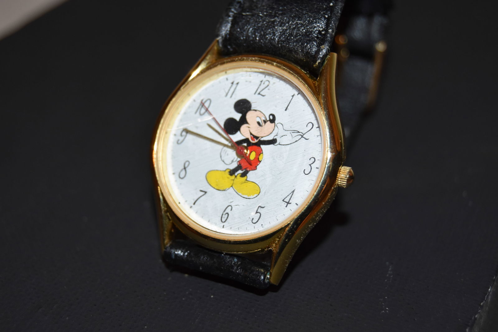 vintage mickey mouse watch 061-61231 works well (1 of 5)