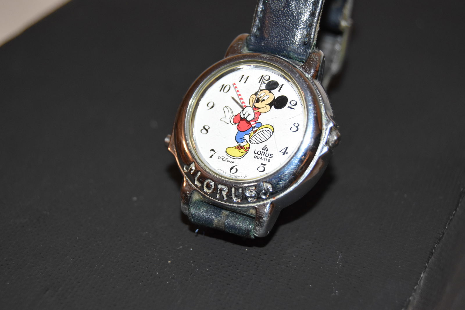 vintage mickey mouse lorus watch quartz japan V421-0060 WORKING (1 of 4)