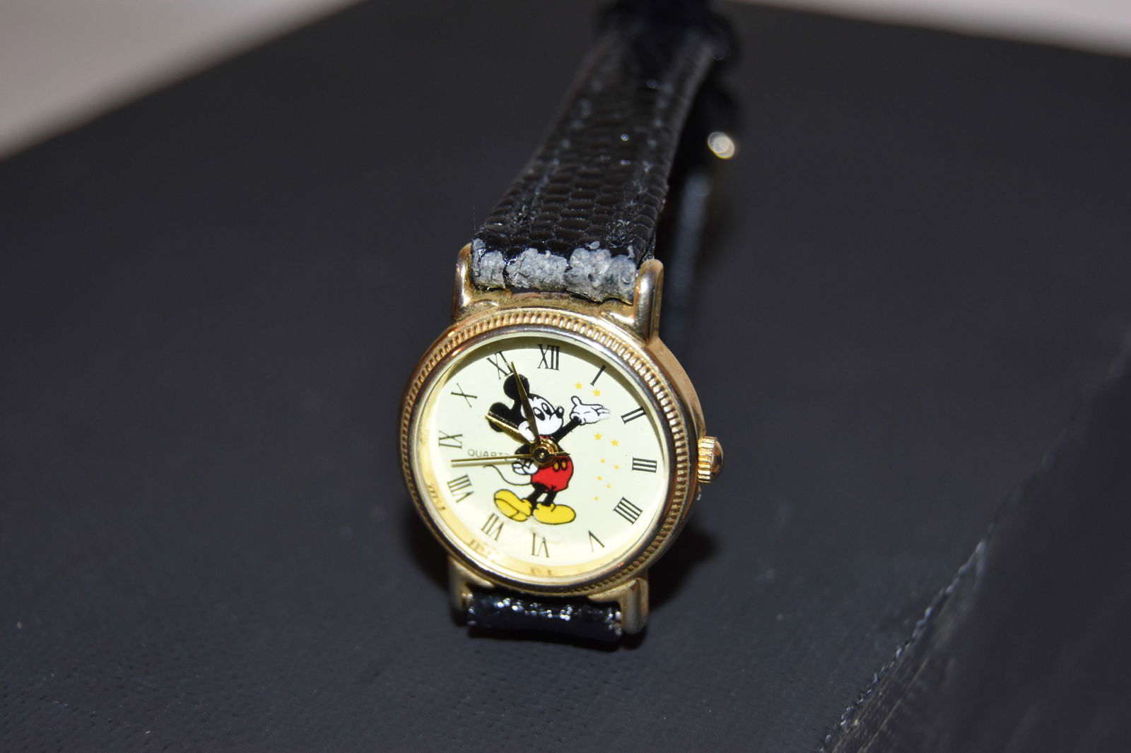 vintage mickey mouse watch quartz WORKING (1 of 4)