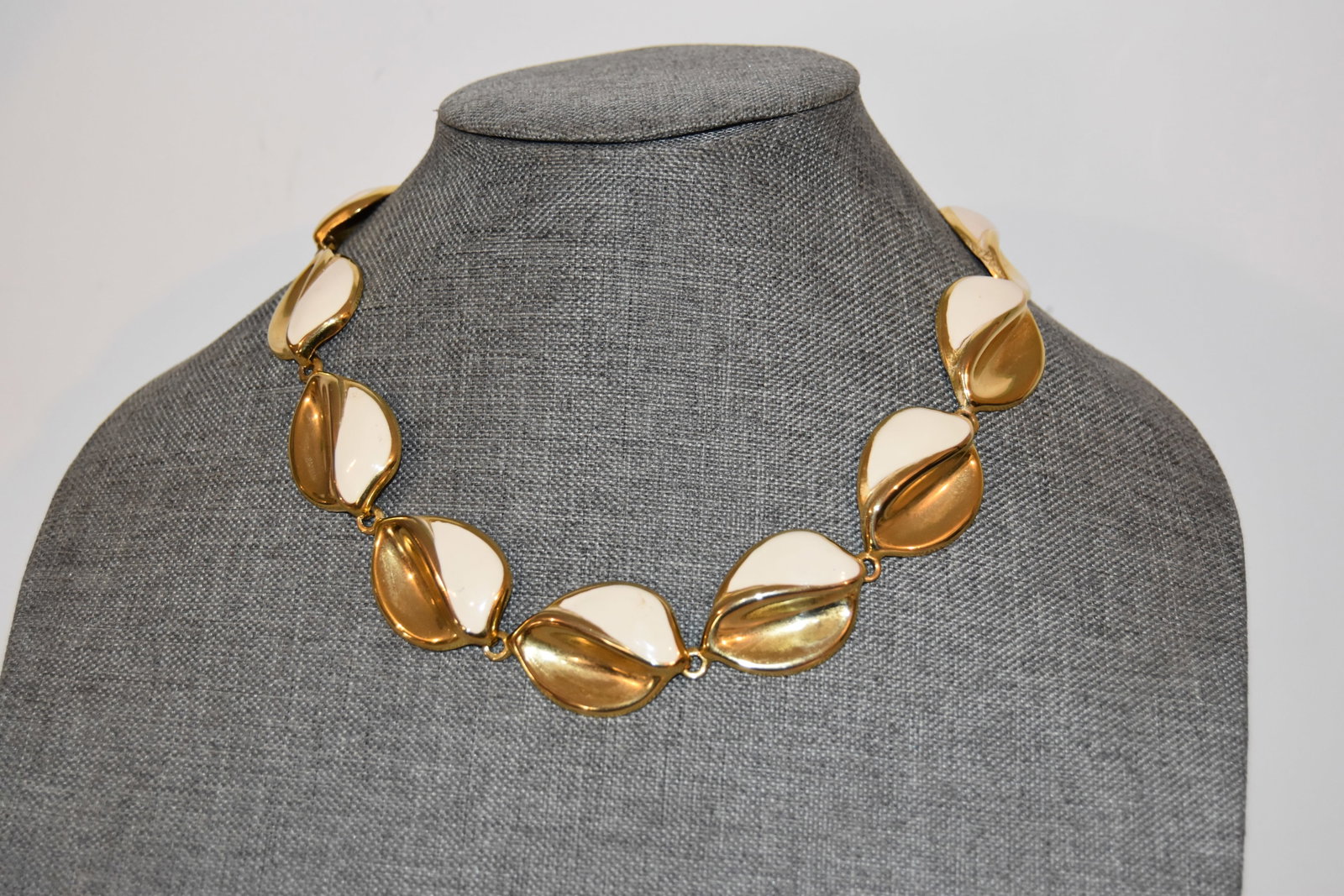 Vintage goldtone cream enamel Necklace choker 14": Vintage goldtone cream enamel Necklace choker 14" Please view all photos as they are part of the description and condition of this Item, Feel free to contact me with questions or picture requests! Use