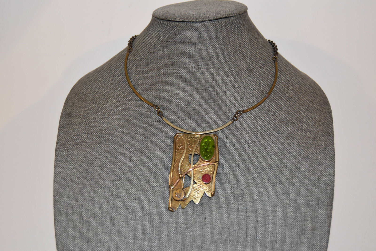 Vintage brass choker Necklace 14": Vintage brass choker Necklace 14" Please view all photos as they are part of the description and condition of this Item, Feel free to contact me with questions or picture requests! Used Item AS IS