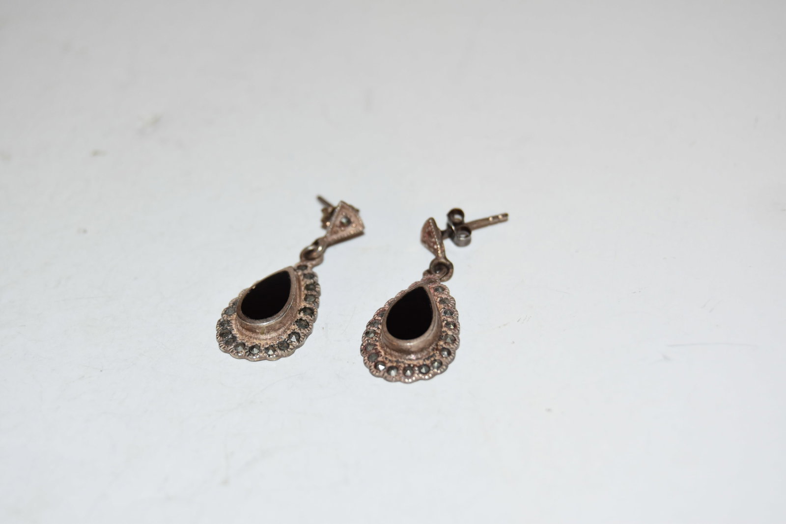 Vintage sterling silver onyz marcasite earrings: Vintage sterling silver onyz marcasite earrings Please view all photos as they are part of the description and condition of this Item, Feel free to contact me with questions or picture requests! Used 