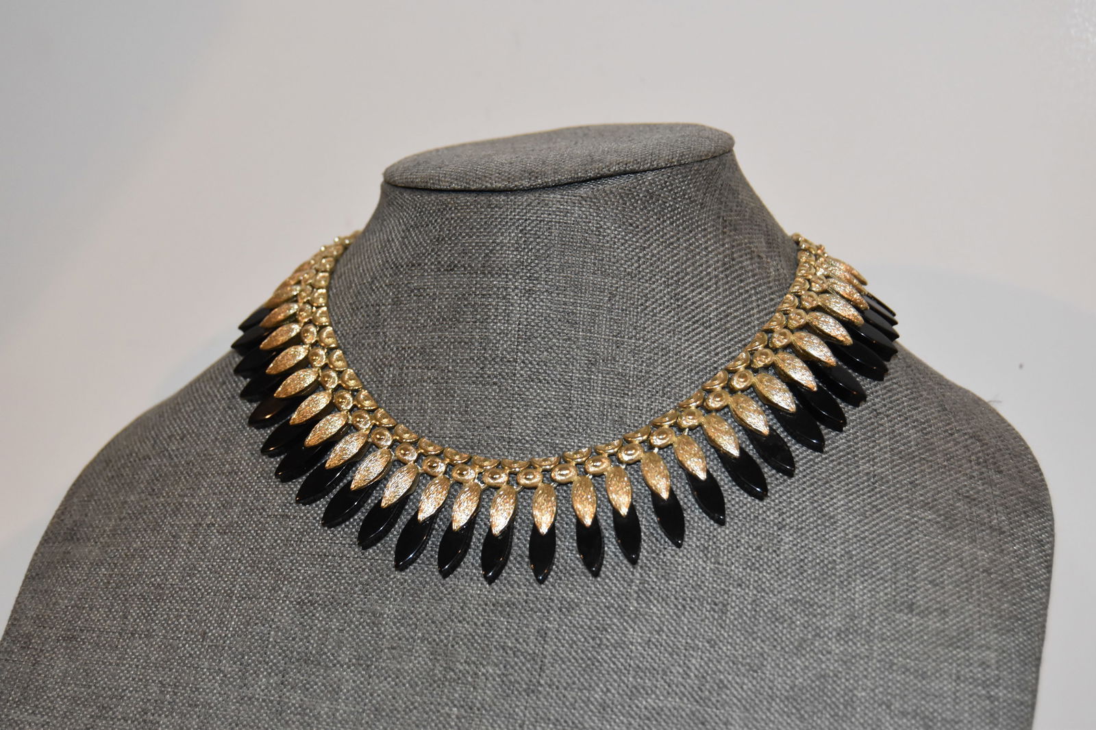 Vintage silvertone Coro choker Necklace 12": Vintage silvertone Coro choker Necklace 12" Please view all photos as they are part of the description and condition of this Item, Feel free to contact me with questions or picture requests! Used Item