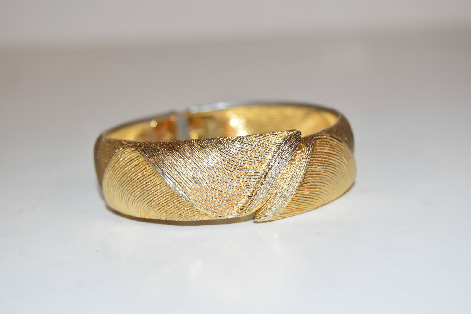 vintage goldtone Monet hinged Bracelet 7": vintage goldtone Monet hinged Bracelet 7" Please view all photos as they are part of the description and condition of this Item, Feel free to contact me with questions or picture requests! Used Item A