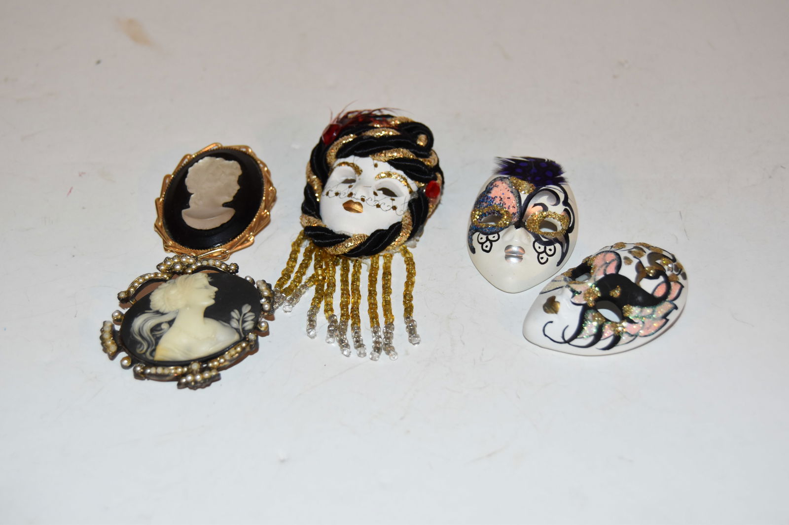Vintage lot of 5 lady brooches cameos (1 of 3)