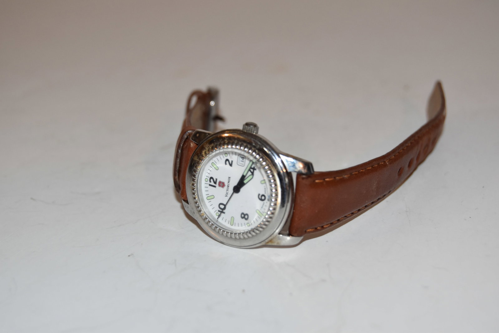 Vtg Victorinox Swiss Army Watch Silver Tone Leather Band Works great: Vtg Victorinox Swiss Army Watch Silver Tone Leather Band Works great Please view all photos as they are part of the description and condition of this Item, Feel free to contact me with questions or pi